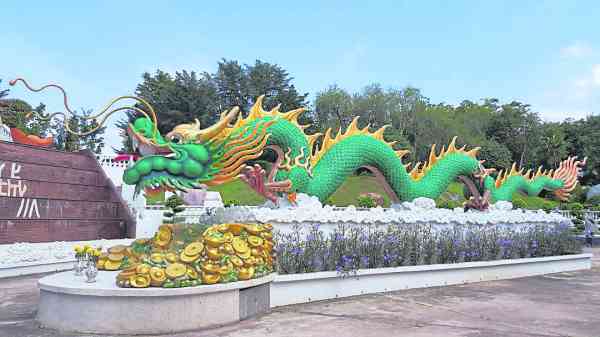 位于马六甲峰年文化聖城长50尺的水泥雕刻大龙,也是出自健恒艺术工程。
