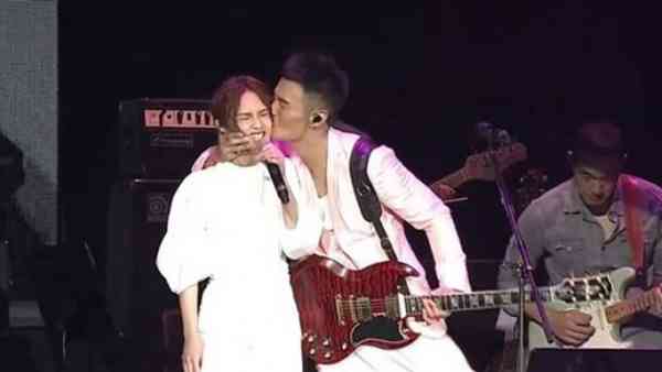 李荣浩宣布求婚成功。