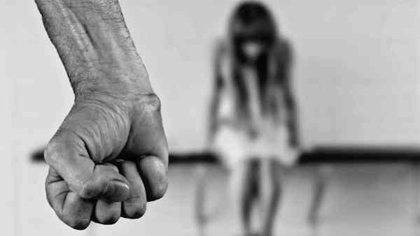 萧男拿出录音证据反驳王男。