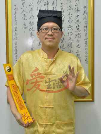 王忠文道长指出,卜卦显示戴先生要以正职,经营运作以求财。