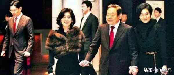 左起:长子李在镕、长女李富真、李健熙、次女李叙显。
