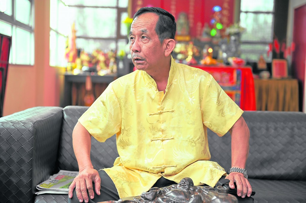 张师父说:“笔仙其实是野鬼找替身,最好别惹它们!”