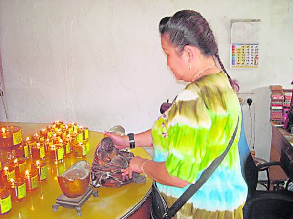 由笑佛头摸到尾,年头发财发到年尾。