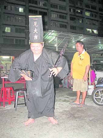 大二爷伯频频出字派财,让信徒欣喜若狂。
