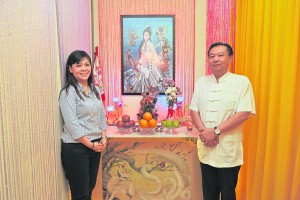 狐仙娘娘童身麦舒淇（左），“代天阁”风水法坛主持蔡铭桦师父（右）表示，狐仙娘娘与“鬼妻”娜娜破天荒齐聚一堂，为善信解难。