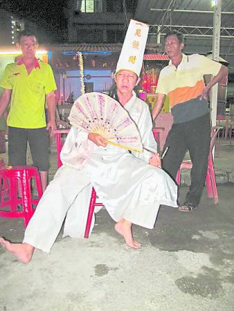 大二爷伯频频出字派财,让信徒欣喜若狂。