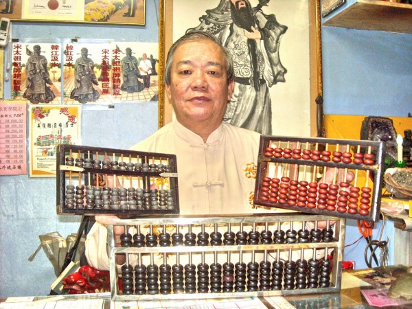 吴俊融师父表示,家居高挂招财俗语说:如意算盘打得响,金算盘,象征着一路发、财运亨通。招财算盘