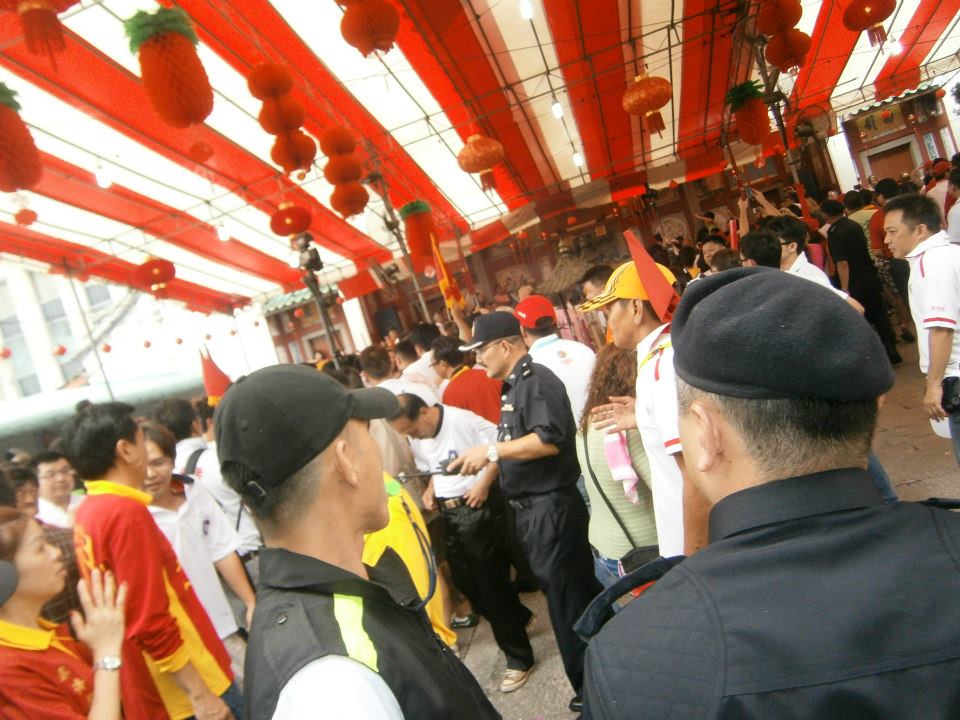 每年柔佛古庙游行,全柔的警察、自愿部队、红新月会、圣约翰救伤部队等团体,都一一出动。
