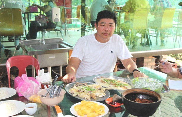 宾叔创立了农家乐,推出各道美味的农家菜肴供旅客享用。