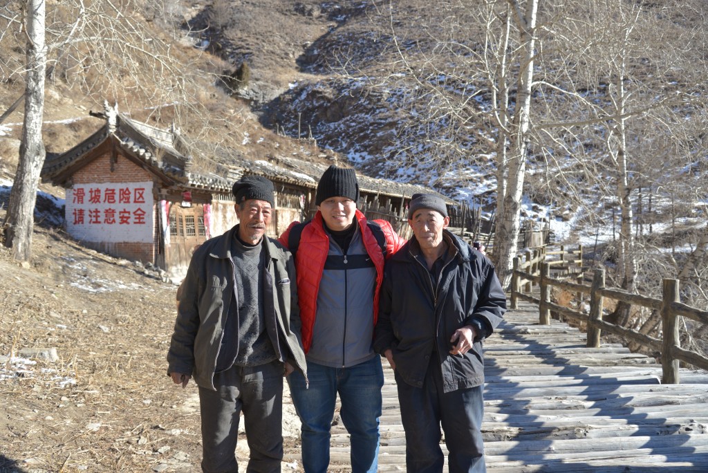 离开村庄前,记者与白存德老爷爷(左)以及另一村民合照留念。