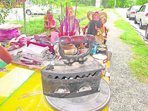 多年来,郑来旺载着他的福建老李济公、玄天上帝神像,到吉打州、大山脚、北海等地,在路边摆摊替人指点财运。
