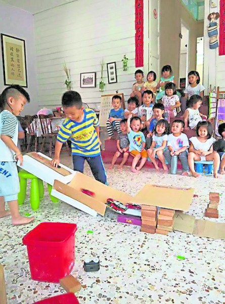 除了品格熏陶,老师也会教小朋友“弟子规”,不但理解它,还落实到生活里。