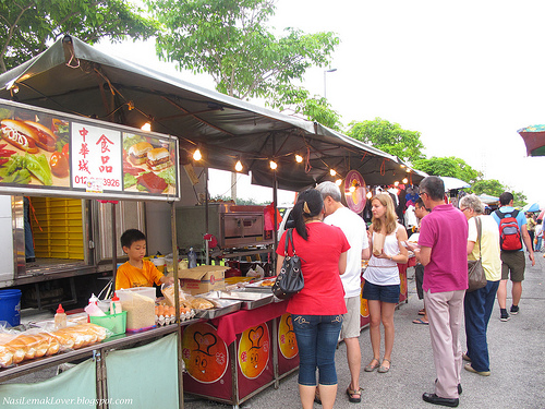 setia alam pasar malam