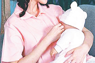 母亲替宝宝清理鼻孔污垢时，最好用棉棒。