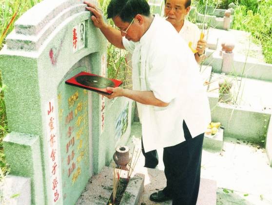 吴佰霖道长经验丰富，第一眼已看出陈家祖坟的墓碑不正，因此才会导致后人相继中风，甚至可能有生命危险。