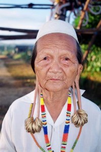 有些部落的女性会戴沉重的耳环，使耳垂拉长，这对她们而言是美丽的象征。
