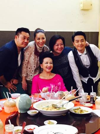 麦长青（左一）、藤丽明（左二）、萧正楠（左四）和薛家燕（坐者）来马宣传后，不忘去肥姐那儿吃饭，麦长青还将照片放上自己的blog。