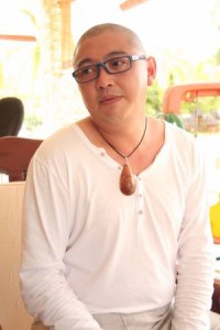 Simple表示,这里的树上屋都不下铁钉和柱子,只在屋子底部安装铁架锁紧,利用厚实树身,加以支撑固定。