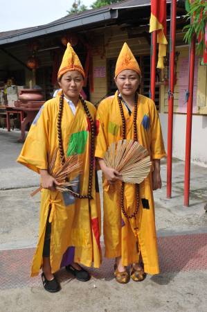 全国各地神庙都常见女乩童，但万挠济公坛的乩童是孪生姐妹花，这就罕见。