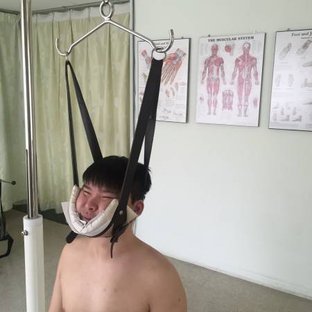 有的患者因颈椎问题,因此需要牵引椅「帮忙」矫正。