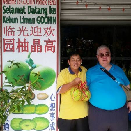 香港著名美食家梁文韬曾造访高晶柚园,可见他对这里的柚子爱不释手。
