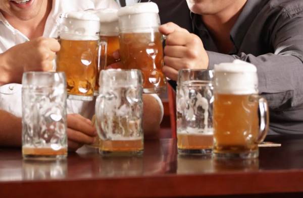 熬夜应酬喝酒,这是导致现代人肝脏功能失调的主因。