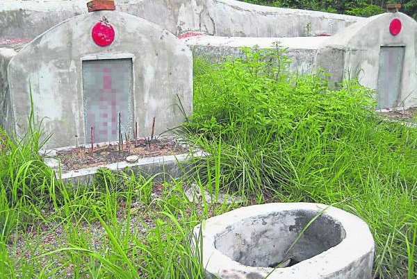 化金炉挡在墓穴前,把后人的旺气、贵人等全都挡住了。