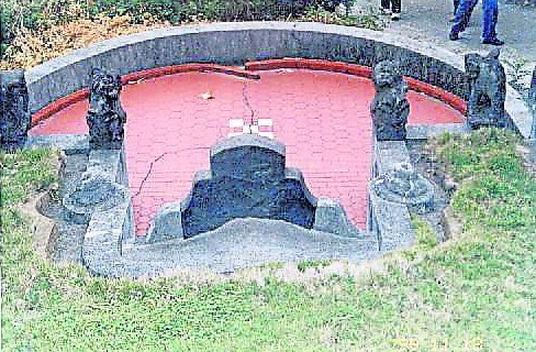 祖坟明堂龟裂,会使后代的事业、财运不顺。