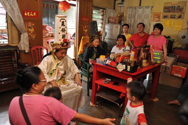 双生姐妹花因为与神佛有缘，因此才会被神明点名借身救世。 