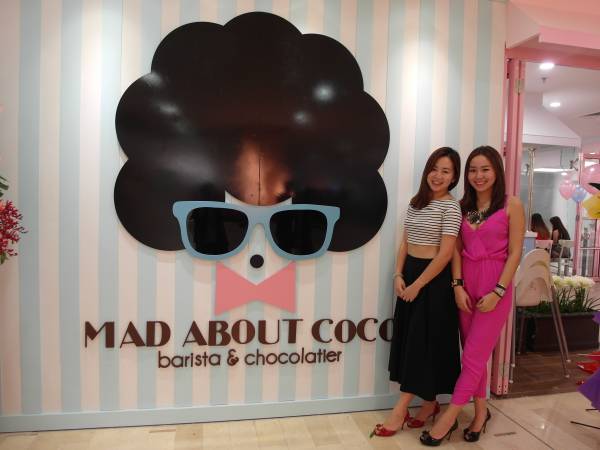 Mad About Coco创办人Jady( 粉红衣)跟姐姐Michelle 一起打造疯狂巧克力，让更多人品尝到美味的巧克力，为巧克力而疯狂！
