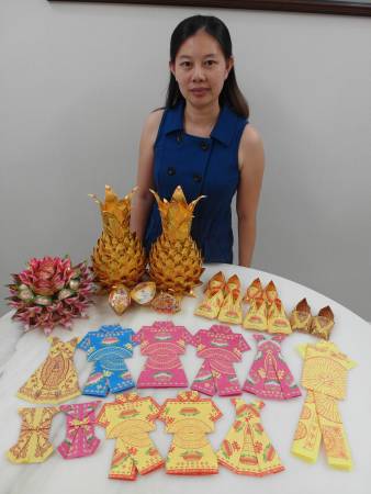 燕萍对手工折纸的喜爱，就连九岁的儿子也受其影响，小小年纪就爱上折纸艺术。