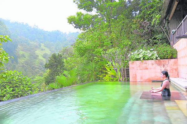 倘佯在视野极佳的游泳池，和自然环境更亲近，让你的身体和山川一同呼吸，回归自然。
