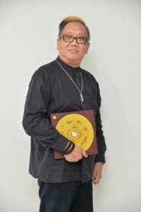 苏巾富师父透露,万一厕所在西方可以摆放盆栽,尤其是观音竹及万年青之类的大片叶子或水种植物,就能轻易缓冲煞气,但切记不能摆放带刺的植物!
