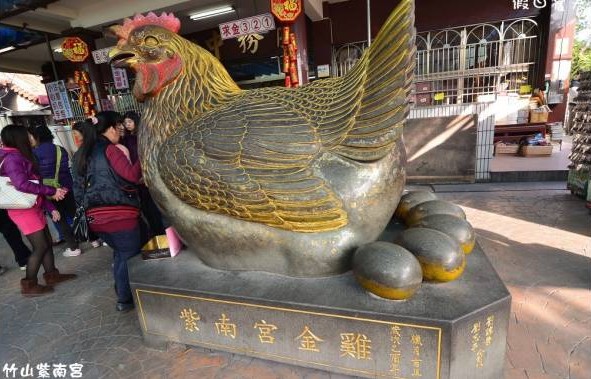 紫南宫的金鸡，据说摸了会有好财运，每个人到此都会摸一摸。
