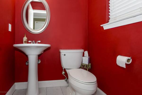 厕所避免用红色，这会催动煞气，使人心情烦躁。