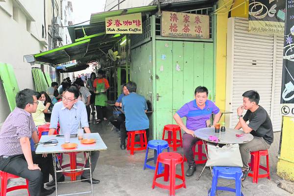 槟城就有一间多春茶座，里面卖的是香浓的海南咖啡、炭烤面包和半生熟鸡蛋， 最吸引顾客。