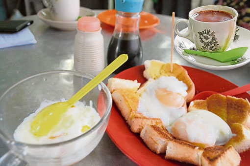 香浓可口的海南咖啡，半生熟蛋和烤面包就是多春茶座必吃的。