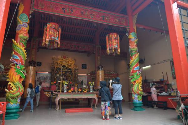 这间已有百年历史的关帝庙,一砖一瓦也度过不少风雨,如今 依然坚固! **吉隆坡关帝庙** 地址:168, Jalan Tun H.S.Lee, 50050 Kuala Lumpur. 电话:+603-2078 2735(办事处) +603-2072 6669(关帝庙) 网站:http://kwongsiew.org/ 电邮:kwgsiew@gmail.com kwgsiew@streamyx.com