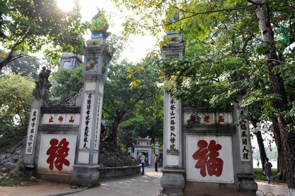 在未进入玉山寺之前,门外建有一座五层石塔,大门由4根笔状石柱构成,还有汉字对联寓意“金榜题名”。