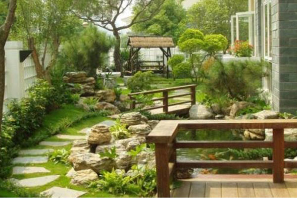 苗师父表示,在门口的假山做了一个“弓”形的风水,让花草形成一个“弓”状,弓有反射的效应,让弓箭齐发射向银行,将剑煞一一化解。