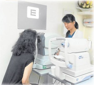 LASIK 过程只需十数分钟，但手术前的准备需时，单是第一次检验眼睛就要花上数小时，包括检查眼睛度数、角膜的弧度和厚度、量度不规则散光，以及放瞳等。