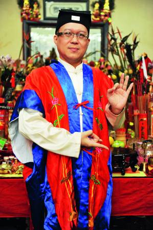 中华道学研修中心主持王忠文道长，教大家如何利用富贵花摆风水阵，增旺运。