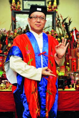 中华道学研修中心主持王忠文道长,教大家如何利用富贵花摆风水阵,增旺运。