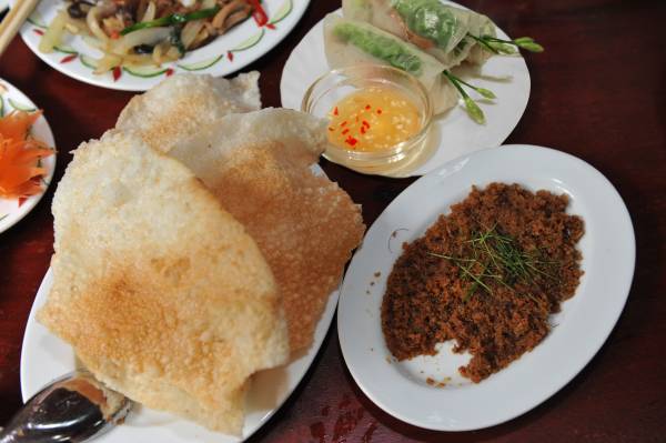 越南人会用米做成皮，然后包烤肉、沙嗲、生菜一起吃，又或者炸得脆脆，当爽口零食吃。