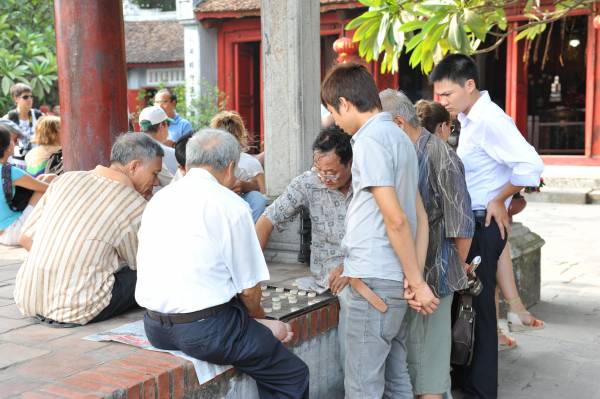 玉山寺以“礼”和“会”为主,因此有许多市民在庙外聊天小憩、下棋,非常轻松又自在。