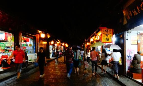 喜欢夜蒲的你,如果觉得背后有异样,先考虑该不该回头望,免得这一望会让你后悔。