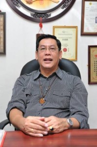 陈师父透露,经常撞鬼或遭鬼缠身者,可在三月十九当天,站在阳光底下,吸收太阳星君的阳刚之气,自可添加本身阳气及正能量,鬼魅不敢近身。