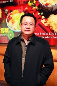 四眼強魚翅燕窝糖水之家创始人 颜兴強献菜