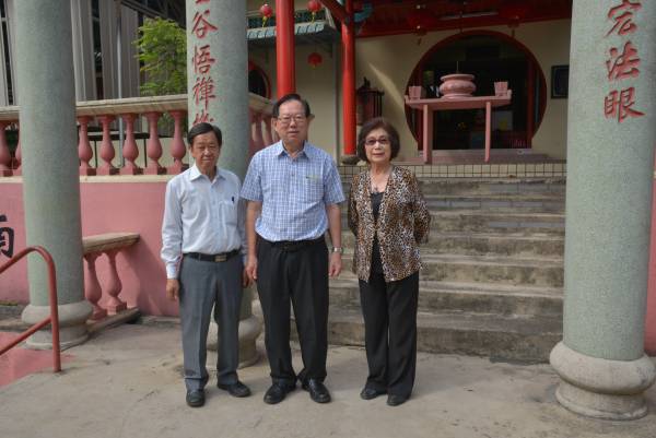 左起)林云南先生、林忠强博士和李萍女士尽心尽力维护威震宫观音寺的一切,并奉劝善信,心存善念,观音自会护佑。