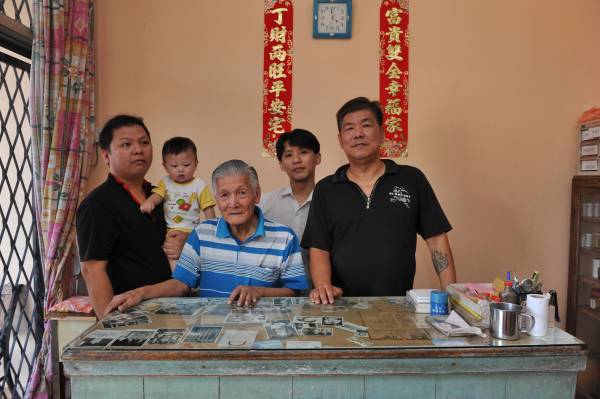 右一为第四代的传人陈先生，右二是他的外甥，中间为第三代传人老伯。